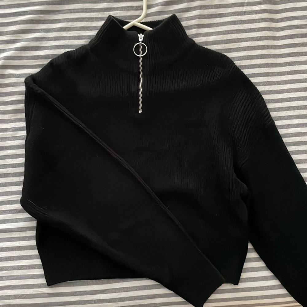 Slightly cropped black H&M zip up sweater. M. Perfect condition!